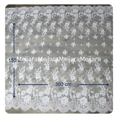 China Umweltfreundliches färbendes Hochzeits-Kleid-Chantilly-Spitze-Gewebe, Elfenbein wiederholte Blumen fournisseur
