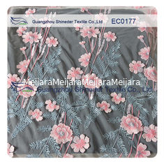 China Gesticktes Polyester-Spitze-Gewebe für die heiße Sommer-Kleidungs-Hautecouture mit Blumen fournisseur
