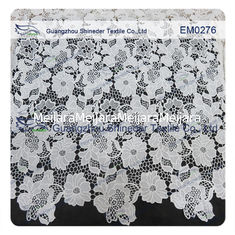 China Maschen-Polyester-Spitze Gewebe-weiße Blume stickte Spitzematerial für Mädchenkleid fournisseur