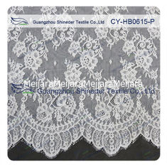 China Chantilly-Spitze-Gewebe-Wimper-Spitze-Ordnung für das Kleid, das Weiß und das Grau der Frauen fournisseur