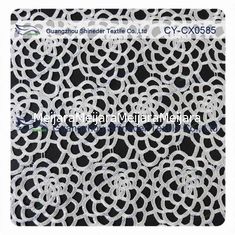 China Antikes Ausdehnungs-Polyester-Spitze-Gewebe/Dressmaking-Gewebe mit weißer Blume fournisseur