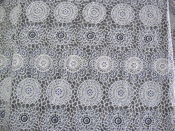 Weißes Baumwoll-Polyester-Spitze-Gewebe starke geometrische Burnout-Spitze für Kleiderdekoration (CY-DK0023) fournisseur