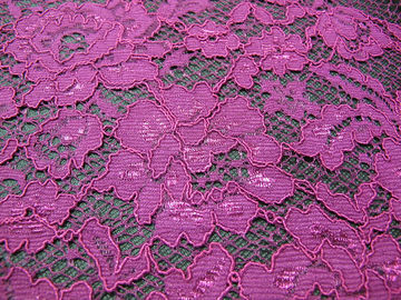 Elegantes purpurrotes Häkelarbeit-Blumen-Spitze-Gewebe-Nylonrayon-Material für Kleid fournisseur
