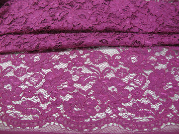 Elegantes purpurrotes Häkelarbeit-Blumen-Spitze-Gewebe-Nylonrayon-Material für Kleid fournisseur