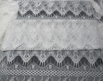 Weiße Blumennylonspitze-Gewebe-Wimper-Spitze-Ordnung für Dame Dress fournisseur