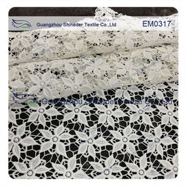 Fünf-Blumenblatt-Blume stickte Spitze-Gewebe für Kleid/Damen ankleiden/Hochzeitskleid fournisseur