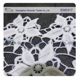 Fünf-Blumenblatt-Blume stickte Spitze-Gewebe für Kleid/Damen ankleiden/Hochzeitskleid fournisseur