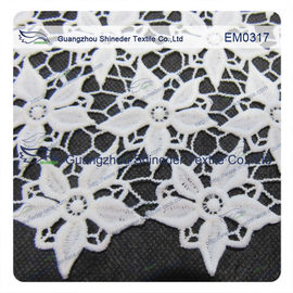 Fünf-Blumenblatt-Blume stickte Spitze-Gewebe für Kleid/Damen ankleiden/Hochzeitskleid fournisseur